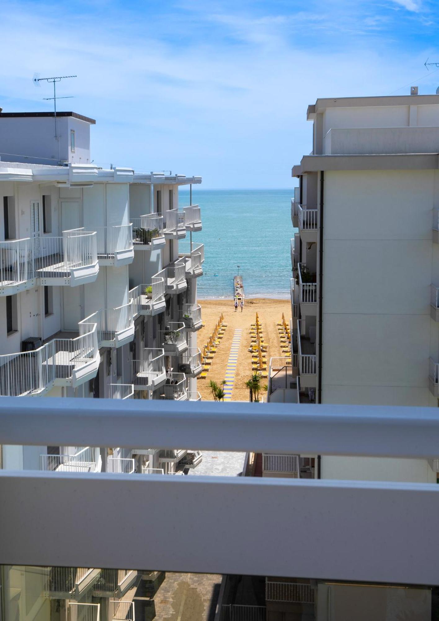Hotel Laurin ลิโดดิเยโซโล ภายนอก รูปภาพ